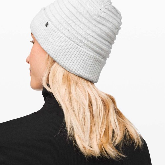 Sweet and Sherpa Beanie Heathered Core Ultra Light Grey - Picture 2 of 5